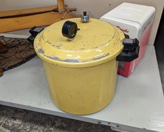 Large pressure cooker