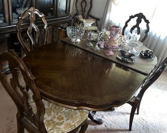 Nice Diningroom Table with extra leaves, covers,  and 6 Hellam chairs 