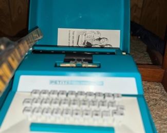 Petite International Deluxe Typewriters 