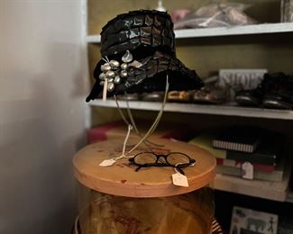 Vintage hats and hat boxes: Great selection