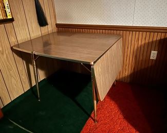 Another great looking kitchen table w/ wings - one wing up and the other is down. 