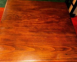 The excellent looking top of the ball stick table.