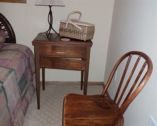 SEWING MACHINE / SIDE CHAIR
