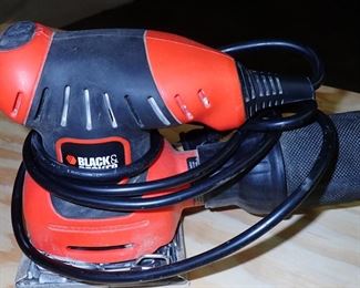 BLACK & DECKER SANDER
