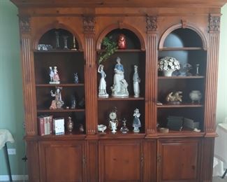 Beautiful  shelf unit
Classic  elements  of design