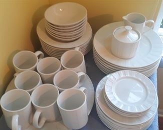 Microwave  & dishwasher  safe
Everyday  dishes 
Service  for six or twelve 