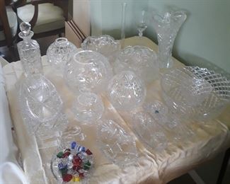 More crystal pieces
Great gift items
Bowls, vases and decanter 