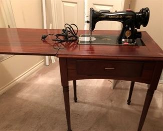 Vintage Singersewing machine in cabinet (it still works)