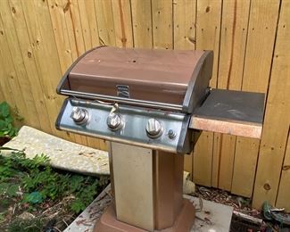 Working grill.  One knob broken. FULL TANK!!  Old grill but great because smaller 
Needs good clean.  $50