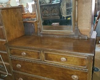 Antique Dresser with mirror
Dessert-46x35.5x19
Mirror-36x26