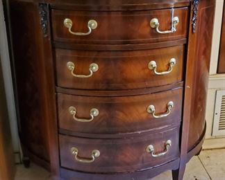 Table with leather on lay
34x31x16