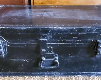 Black chest
32x16x13