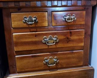 Link- Taylor Colonial Pine Rustic American 4-draw side table
27x25x18