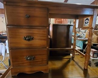 Desk/ vanity
40x30x22