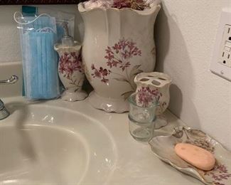 Pretty bathroom set!