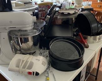 Look carefully through the small appliances, there are so many and lots of them are new or like new.  The hand mixer has three beaters.  The Kitchenaid looks like it's never been used.