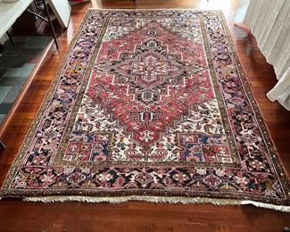 Hand-knotted Wool Persian Hériz Rug (112"L x 78"W)