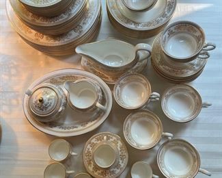 Wedgwood Gold Columbia Porcelain China (93pc)