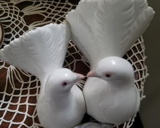 Lladro pair of kissing doves