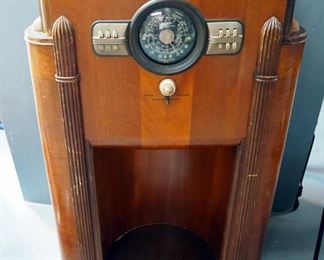 Antique Floor Console Zenith Standard Broadcast Shortwave 1 And Shortwave 2 Tube Radio, Model 1005, 43" x 28" x 14"