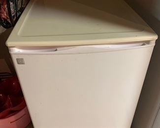 Small refrigerator 