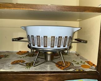 Vintage Pyrex casserole dish with warmer. (No lid)