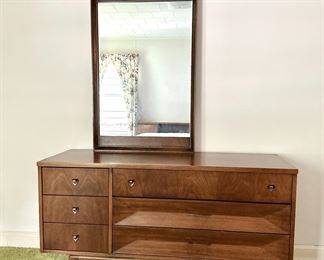 MID CENTURY MODERN UNITED FURNITURE CORP DRESSER W/ MIRROR