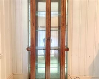 Pulaski Furniture Co Curio Cabinet with Curved Glass