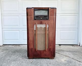 MIDWEST RADIO CORP. 5 BAND CONSOLE TUBE RADIO