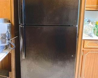 GE REFRIGERATOR • BLACK • STANDARD TOP FREEZER