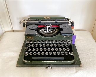 ROYAL Typewriter - Portable - 1920s 