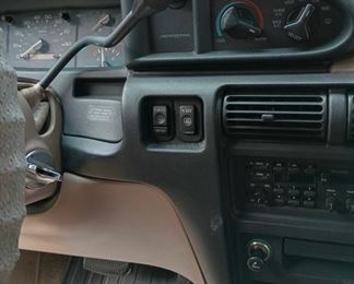 1992 Ford Aerostar XL Van - 1FMDA11U5NZB11289