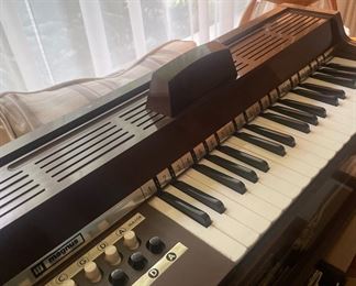 Magnus Electric Organ
