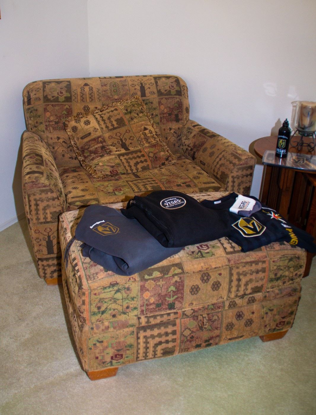 Chair/pullout sleeper(twin size) with ottoman, Golden Knights merchandise 
