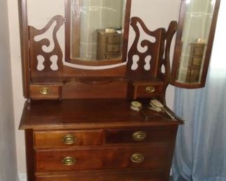 DRESSER W/WING MIRRORS