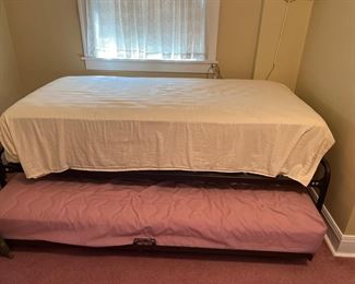 trundle bed like new 