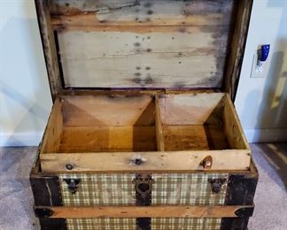 Steamer trunk w/ tray