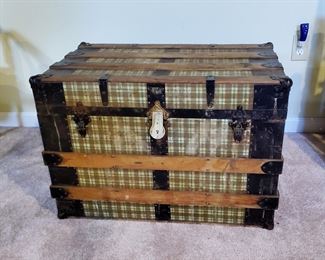 Steamer Trunk - a perfect and fun table!