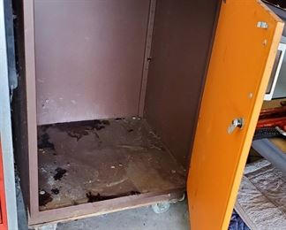 Storage cabinet on wheels