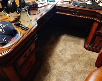 Beautiful L-Shaped executive Desk.