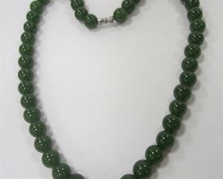 CHINESE GREEN STONE NECKLACE. 18"
