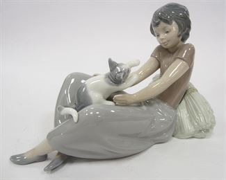 1981 NAO LLADRO FIGURINE "GIRL PLAYING WITH KITTEN" MADE IN SPAIN. 5.5" TALL X 8.5" LONG


