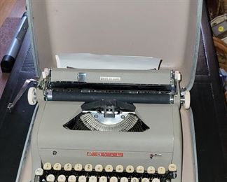 Type writer with case
