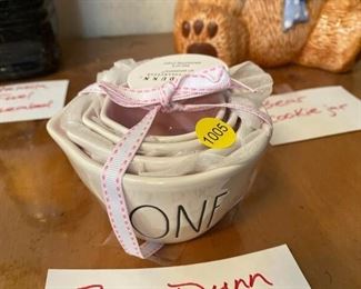  RAE DUNN SET OF 4 MEASURING CUPS1 CUP, 1/2 CUP, 1/3 CUP, AND 1/4 CUP