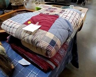  2 TWIN QUILT COMFORTERS
