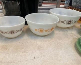 THREE PYREX TOWN AND COUNTRY MIXING BOWLS