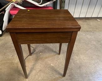 SINGER SEWING MACHINE IN CABINET
