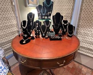 Kittinger drum table with (6) drawers