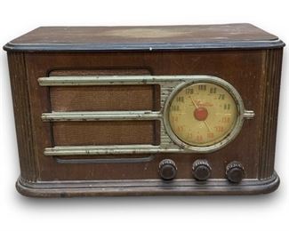 Vintage 1940s Deco Styled Silvertone Tube Radio Model: 6050
