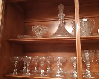 Laurel leaf Cambridge Glass, is what the paperwork said, so I am making an assumption.  Message me if I am wrong (ABOUT THE GLASSWARE).  (NOT AN INVITATION TO LIST ALL THE WAYS I AM WRONG) (please)